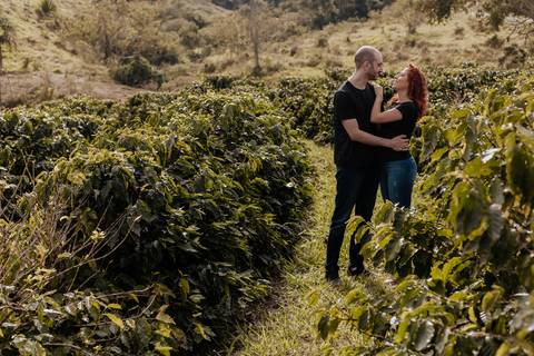 Ensaio pré-wedding pré ensaio de casamento no custa café em botucatu, ensaio natural, leve, dinamico cheio de amor e dinamismo, fotografia por thais augusto fotografia, casal casamento em 2024 agenda fotógrafa pedra do índio botucatu'