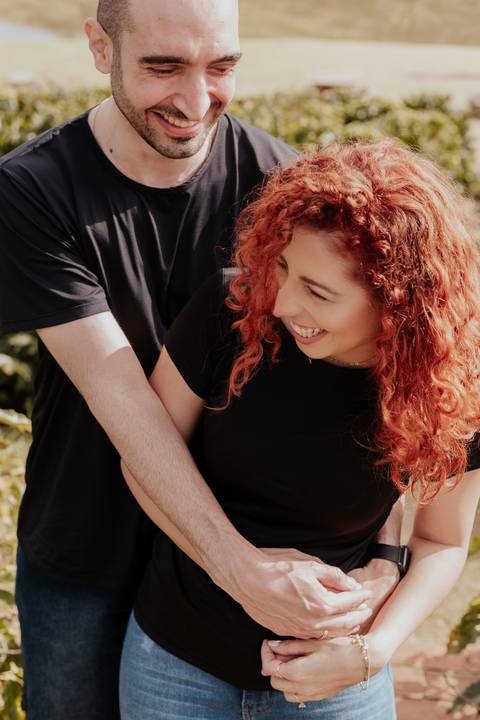 Ensaio pré-wedding pré ensaio de casamento no custa café em botucatu, ensaio natural, leve, dinamico cheio de amor e dinamismo, fotografia por thais augusto fotografia, casal casamento em 2024 agenda fotógrafa pedra do índio botucatu'