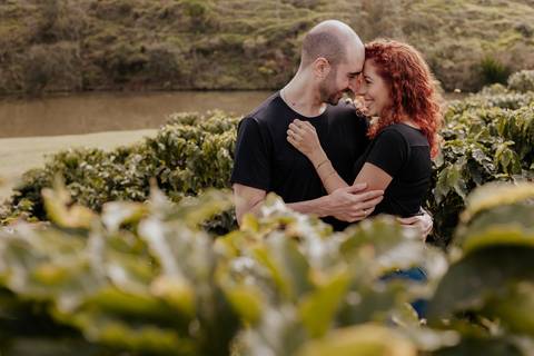 Ensaio pré-wedding pré ensaio de casamento no custa café em botucatu, ensaio natural, leve, dinamico cheio de amor e dinamismo, fotografia por thais augusto fotografia, casal casamento em 2024 agenda fotógrafa pedra do índio botucatu'