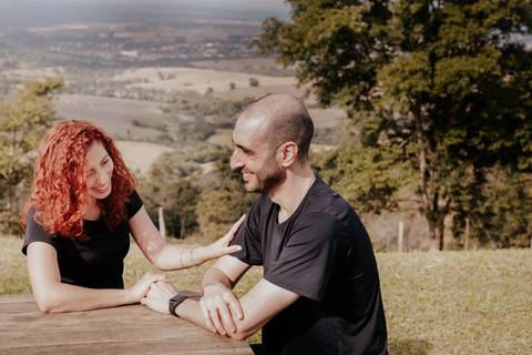 Ensaio pré-wedding pré ensaio de casamento no custa café em botucatu, ensaio natural, leve, dinamico cheio de amor e dinamismo, fotografia por thais augusto fotografia, casal casamento em 2024 agenda fotógrafa pedra do índio botucatu'