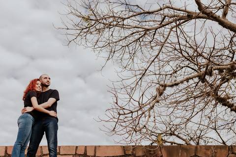 Ensaio pré-wedding pré ensaio de casamento no custa café em botucatu, ensaio natural, leve, dinamico cheio de amor e dinamismo, fotografia por thais augusto fotografia, casal casamento em 2024 agenda fotógrafa pedra do índio botucatu árvore seca'