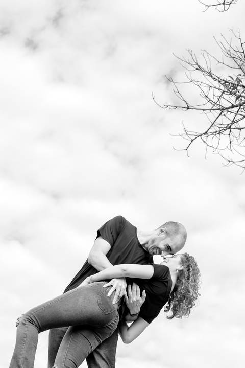 Ensaio pré-wedding pré ensaio de casamento no custa café em botucatu, ensaio natural, leve, dinamico cheio de amor e dinamismo, fotografia por thais augusto fotografia, casal casamento em 2024 agenda fotógrafa pedra do índio botucatu'