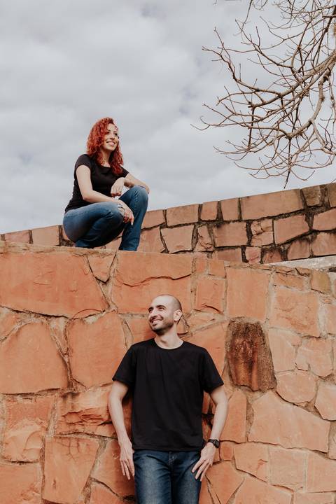 Ensaio pré-wedding pré ensaio de casamento no custa café em botucatu, ensaio natural, leve, dinamico cheio de amor e dinamismo, fotografia por thais augusto fotografia, casal casamento em 2024 agenda fotógrafa pedra do índio botucatu'