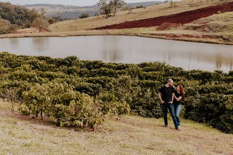 Ensaio pré-wedding pré ensaio de casamento no custa café em botucatu, ensaio natural, leve, dinamico cheio de amor e dinamismo, fotografia por thais augusto fotografia, casal casamento em 2024 agenda fotógrafa pedra do índio botucatu'