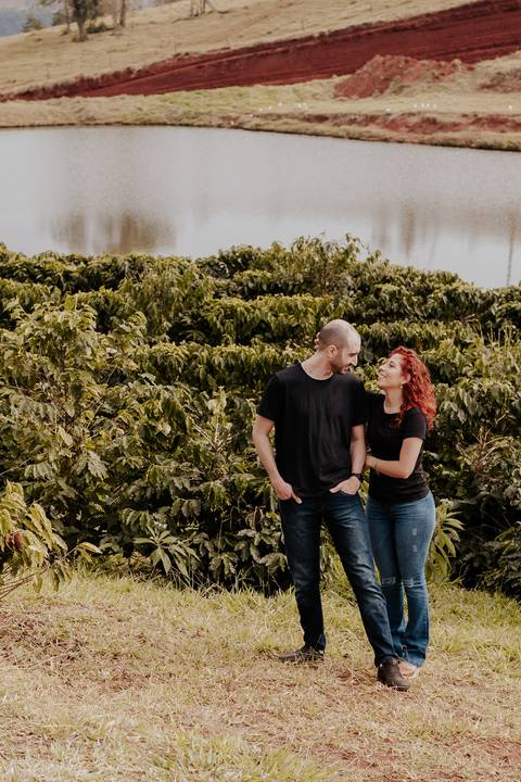 Ensaio pré-wedding pré ensaio de casamento no custa café em botucatu, ensaio natural, leve, dinamico cheio de amor e dinamismo, fotografia por thais augusto fotografia, casal casamento em 2024 agenda fotógrafa pedra do índio botucatu'