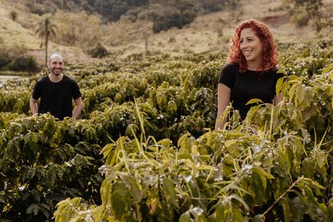 Ensaio pré-wedding pré ensaio de casamento no custa café em botucatu, ensaio natural, leve, dinamico cheio de amor e dinamismo, fotografia por thais augusto fotografia, casal casamento em 2024 agenda fotógrafa pedra do índio botucatu'