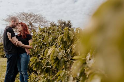 Ensaio pré-wedding pré ensaio de casamento no custa café em botucatu, ensaio natural, leve, dinamico cheio de amor e dinamismo, fotografia por thais augusto fotografia, casal casamento em 2024 agenda fotógrafa pedra do índio botucatu'