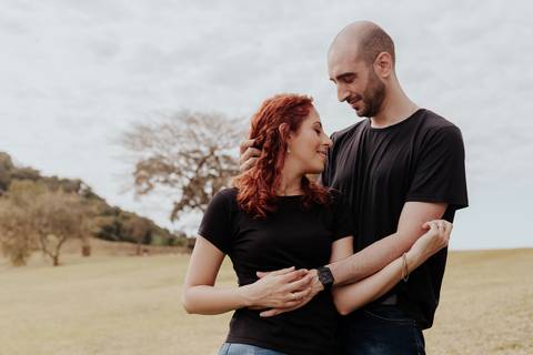 Ensaio pré-wedding pré ensaio de casamento no custa café em botucatu, ensaio natural, leve, dinamico cheio de amor e dinamismo, fotografia por thais augusto fotografia, casal casamento em 2024 agenda fotógrafa pedra do índio botucatu'