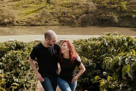 Ensaio pré-wedding pré ensaio de casamento no custa café em botucatu, ensaio natural, leve, dinamico cheio de amor e dinamismo, fotografia por thais augusto fotografia, casal casamento em 2024 agenda fotógrafa pedra do índio botucatu'