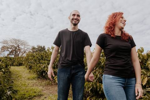 Ensaio pré-wedding pré ensaio de casamento no custa café em botucatu, ensaio natural, leve, dinamico cheio de amor e dinamismo, fotografia por thais augusto fotografia, casal casamento em 2024 agenda fotógrafa pedra do índio botucatu'