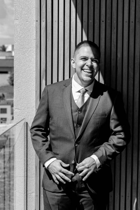 making of noivo barba, barbearia, making of em casa, terno barbara homem - cerimonialista debora cota, vila de sao francisco - fotografa thais augusto fotografia, momentos descontraídos do casamento, fotos espontâneas, criativas, @thaisaugustofotografia'