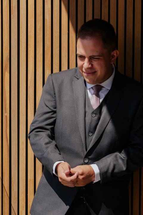 making of noivo barba, barbearia, making of em casa, terno barbara homem - cerimonialista debora cota, vila de sao francisco - fotografa thais augusto fotografia, momentos descontraídos do casamento, fotos espontâneas, criativas, @thaisaugustofotografia'