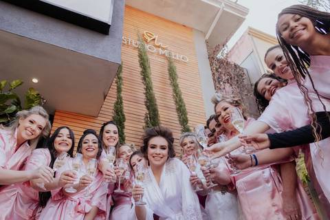 making of da noiva, vestido magnus, cabelo e maquiagem studio mello, melo, fotografia thais augusto fotografia, fotógrafa autoral, espontânea de bauru-sp casamento na vila de sao francisco, brinde da noiva no salão de cabelereiro'