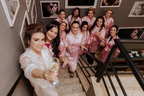 making of da noiva, vestido magnus, cabelo e maquiagem studio mello, melo, fotografia thais augusto fotografia, fotógrafa autoral, espontânea de bauru-sp casamento na vila de sao francisco, brinde da noiva no salão de cabelereiro, brinde noiva'