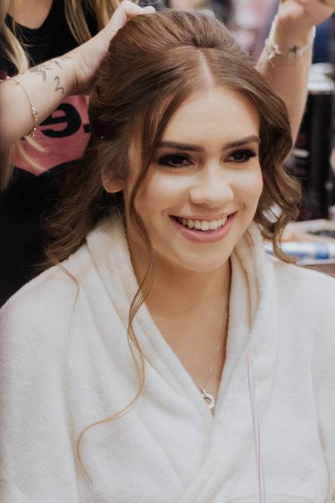 making of da noiva, vestido magnus, cabelo e maquiagem studio mello, melo, fotografia thais augusto fotografia, fotógrafa autoral, espontânea de bauru-sp casamento na vila de sao francisco, brinde da noiva no salão de cabelereiro'