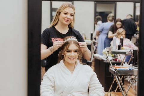 making of da noiva, vestido magnus, cabelo e maquiagem studio mello, melo, fotografia thais augusto fotografia, fotógrafa autoral, espontânea de bauru-sp casamento na vila de sao francisco, brinde da noiva no salão de cabelereiro'