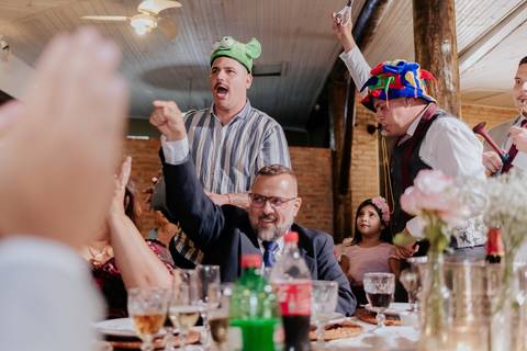 gravata do noivo, momento do noivo na festa, gravata animada e divertida fotógrafa registra momentos espontâneos e criativos'