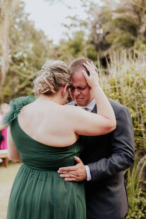 mãe e noivo emocionados no dia do casamento, vila de sao francisco'
