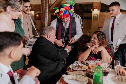 entrada da noiva vila de sao francisco, debora cota cerimonialista, dj emerson cano, thais augusto fotografia, vestido magnus noiva, terno barbara homem, tag de casamento, richard iluminaçao cenica, decoraçao flora'