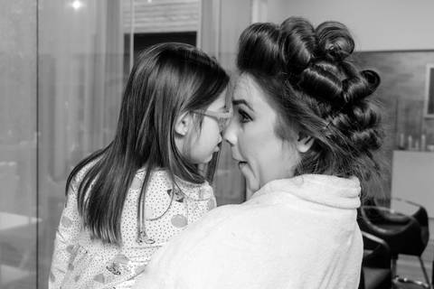 making of da noiva, vestido magnus, cabelo e maquiagem studio mello, melo, fotografia thais augusto fotografia, fotógrafa autoral, espontânea de bauru-sp casamento na vila de sao francisco, brinde da noiva no salão de cabelereiro'