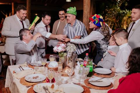 entrada da noiva vila de sao francisco, debora cota cerimonialista, dj emerson cano, thais augusto fotografia, vestido magnus noiva, terno barbara homem, tag de casamento, richard iluminaçao cenica, decoraçao flora'