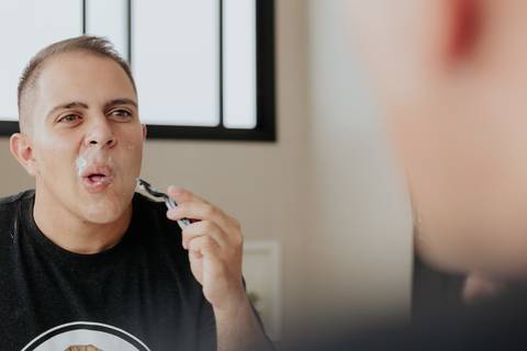 making of noivo barba, barbearia, making of em casa, terno barbara homem - cerimonialista debora cota, vila de sao francisco - fotografa thais augusto fotografia, momentos descontraídos do casamento, fotos espontâneas, fotos criativas, naturais'