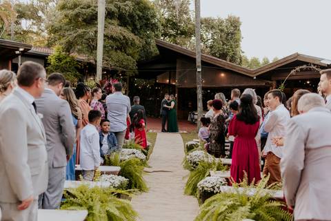 entrada do noivo, com a mãe, vila de sao francisco, casamento entardecer - interior de sao paulo, thais augusto fotografia - noivo veste barbara homem, ternos em bauru'