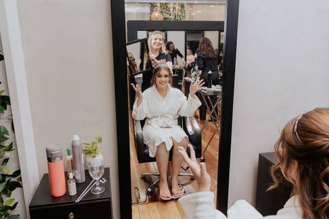 making of da noiva, vestido magnus, cabelo e maquiagem studio mello, melo, fotografia thais augusto fotografia, fotógrafa autoral, espontânea de bauru-sp casamento na vila de sao francisco, brinde da noiva no salão de cabelereiro'