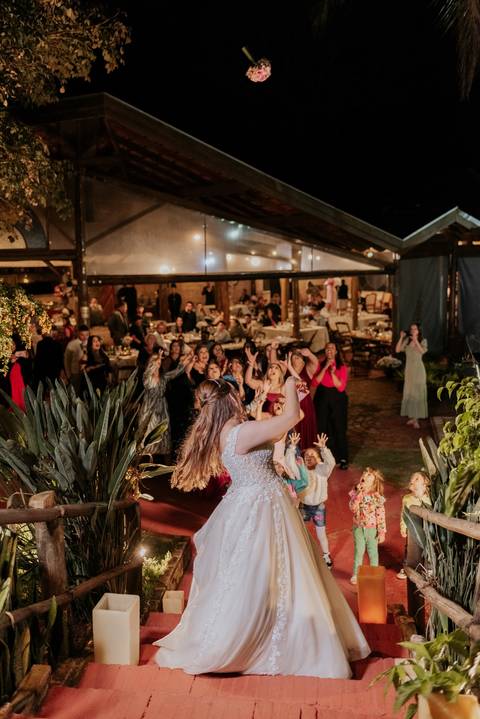 bouquet da noiva, madrinhas pegando o bouquet'