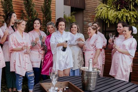 making of da noiva, vestido magnus, cabelo e maquiagem studio mello, melo, fotografia thais augusto fotografia, fotógrafa autoral, espontânea de bauru-sp casamento na vila de sao francisco, brinde da noiva no salão de cabelereiro'