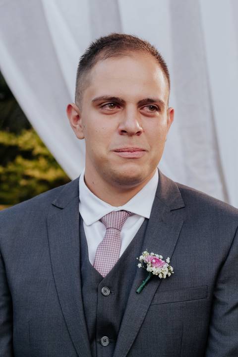 com a mãe, vila de sao francisco, casamento entardecer - interior de sao paulo, thais augusto fotografia, noivo emocionado na entrada da noiva'