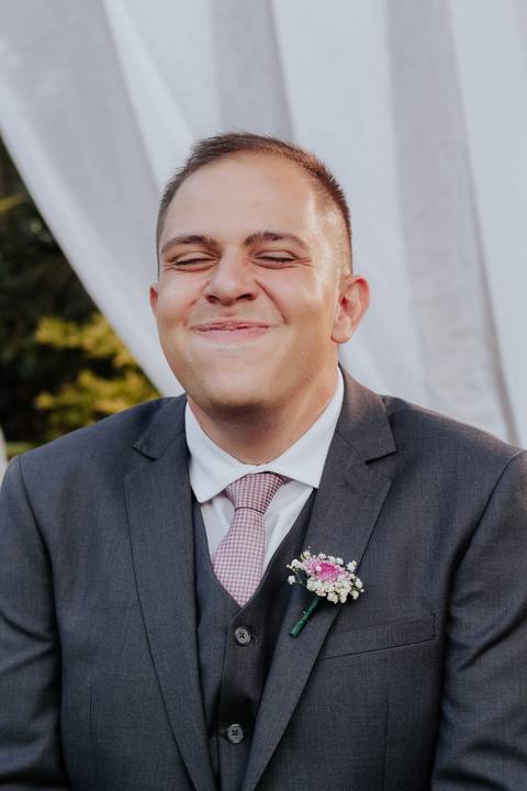 noivo sorrindo com a entrada das crianças no casamento'