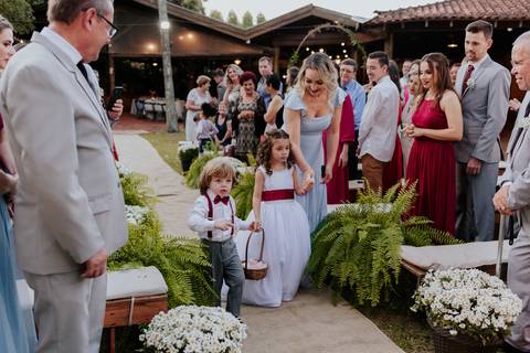 crianças entrando no casamento wedding noivos '