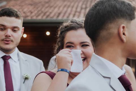 irmã do noivo emocionada no dia do casamento na entrada da noiva'