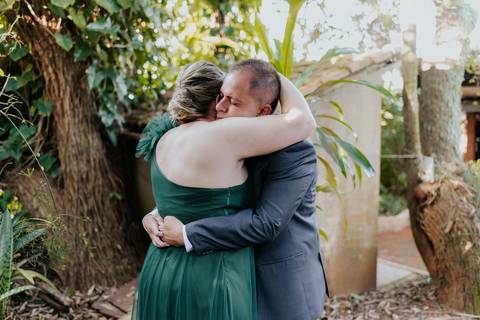 mae e noivo emocionado antes do casamento, fotografia autoral e espontânea, Thais Augusto Fotografia, vila de sao francisco, cerimonialista, casamento de dia, por do sol, casamento entardecer, fotografia autoral e documental'