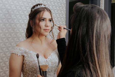 making of da noiva, vestido magnus, cabelo e maquiagem studio mello, melo, fotografia thais augusto fotografia, fotógrafa autoral, espontânea de bauru-sp casamento na vila de sao francisco, brinde da noiva no salão de cabelereiro'