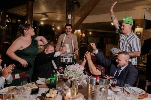 entrada da noiva vila de sao francisco, debora cota cerimonialista, dj emerson cano, thais augusto fotografia, vestido magnus noiva, terno barbara homem, tag de casamento, richard iluminaçao cenica, decoraçao flora'