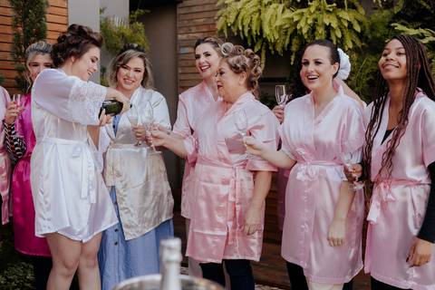 making of da noiva, vestido magnus, cabelo e maquiagem studio mello, melo, fotografia thais augusto fotografia, fotógrafa autoral, espontânea de bauru-sp casamento na vila de sao francisco, brinde da noiva no salão de cabelereiro'