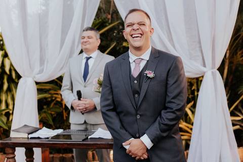 sorrisao do noivo no altar do dia do casamento'