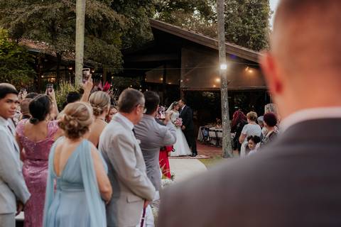 entrada da noiva vila de sao francisco, debora cota cerimonialista, dj emerson cano, thais augusto fotografia, vestido magnus noiva, terno barbara homem, tag de casamento, richard iluminaçao cenica, decoraçao flora'