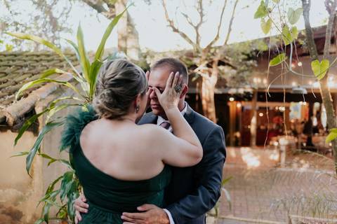 mae e noivo emocionado antes do casamento, fotografia autoral e espontânea, Thais Augusto Fotografia, vila de sao francisco, cerimonialista, casamento de dia, por do sol, casamento entardecer, fotografia autoral e documental'