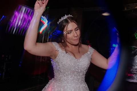 noiva na balada - pista de dança no vila de são francisco - balada dj emerson cano, festa divertida e colorida'