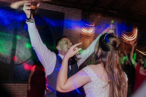 entrada da noiva vila de sao francisco, debora cota cerimonialista, dj emerson cano, thais augusto fotografia, vestido magnus noiva, terno barbara homem, tag de casamento, richard iluminaçao cenica, decoraçao flora'