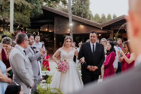 entrada da noiva vila de sao francisco, debora cota cerimonialista, dj emerson cano, thais augusto fotografia, vestido magnus noiva, terno barbara homem, tag de casamento, richard iluminaçao cenica, decoraçao flora'