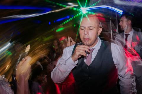 noivo na pista de dança na balada do casamento diversão '