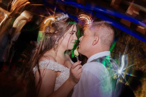 entrada da noiva vila de sao francisco, debora cota cerimonialista, dj emerson cano, thais augusto fotografia, vestido magnus noiva, terno barbara homem, tag de casamento, richard iluminaçao cenica, decoraçao flora'