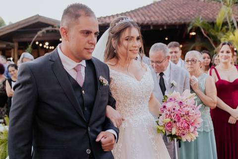 entrada da noiva vila de sao francisco, debora cota cerimonialista, dj emerson cano, thais augusto fotografia, vestido magnus noiva, terno barbara homem, tag de casamento, richard iluminaçao cenica, decoraçao flora'