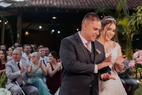 entrada da noiva vila de sao francisco, debora cota cerimonialista, dj emerson cano, thais augusto fotografia, vestido magnus noiva, terno barbara homem, tag de casamento, richard iluminaçao cenica, decoraçao flora'