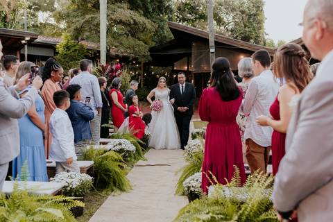 entrada da noiva vila de sao francisco, debora cota cerimonialista, dj emerson cano, thais augusto fotografia, vestido magnus noiva, terno barbara homem, tag de casamento, richard iluminaçao cenica, decoraçao flora'
