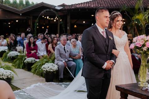 entrada da noiva vila de sao francisco, debora cota cerimonialista, dj emerson cano, thais augusto fotografia, vestido magnus noiva, terno barbara homem, tag de casamento, richard iluminaçao cenica, decoraçao flora'